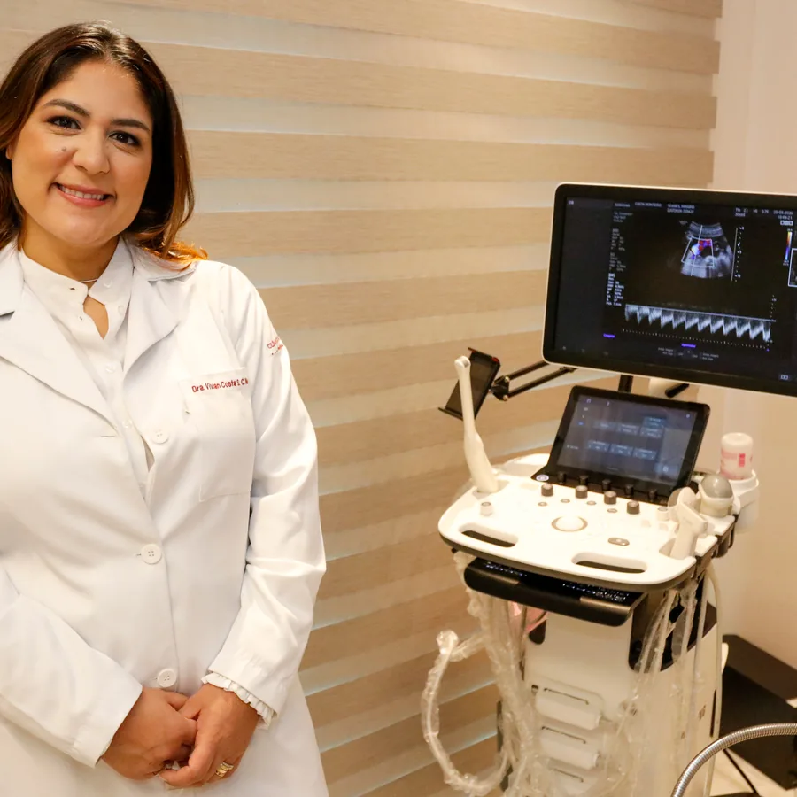 Dra. Vívian Costa no consultório da Clínica Costa Monteiro