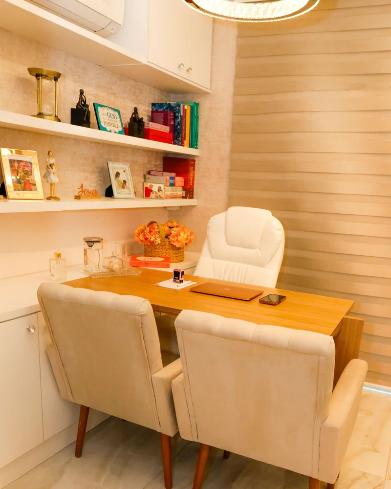 Sala de consulta da Clínica Costa Monteiro, com mesa de madeira e poltronas