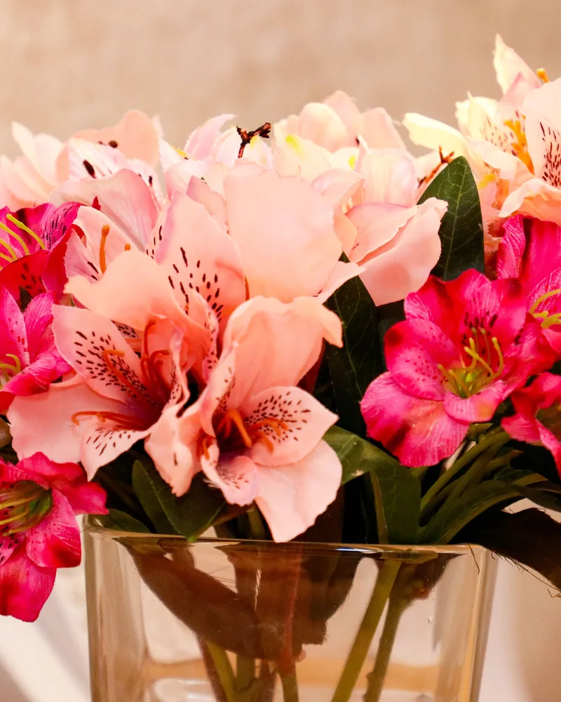 Arranjo de flores na recepção da clínica