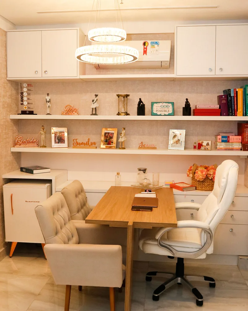 Mesa de atendimento da sala de consulta, vista de frente