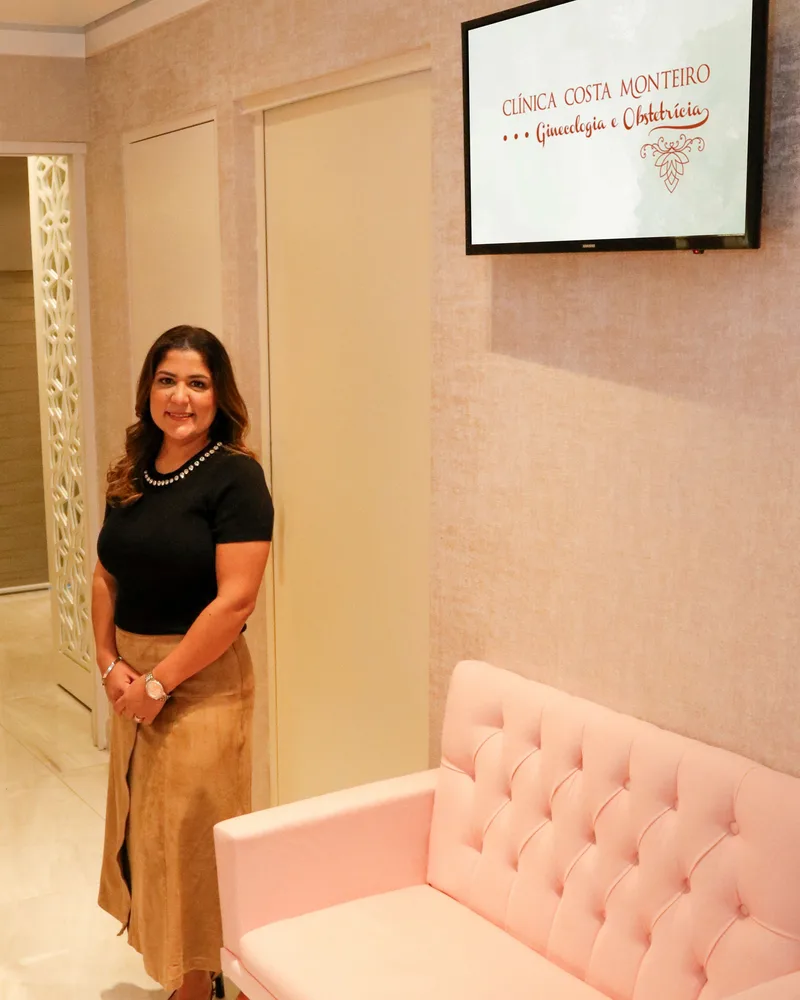 Dra. Vívian Costa na recepção da clínica